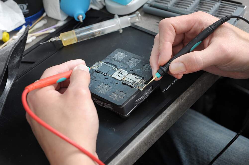 Vue laterale du poste de microsoudure avec microscope